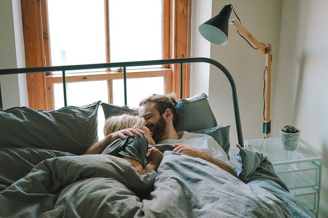 Të flesh në të njëjtën kohë me partnerin është më e rëndësishme sesa mund ta mendoni